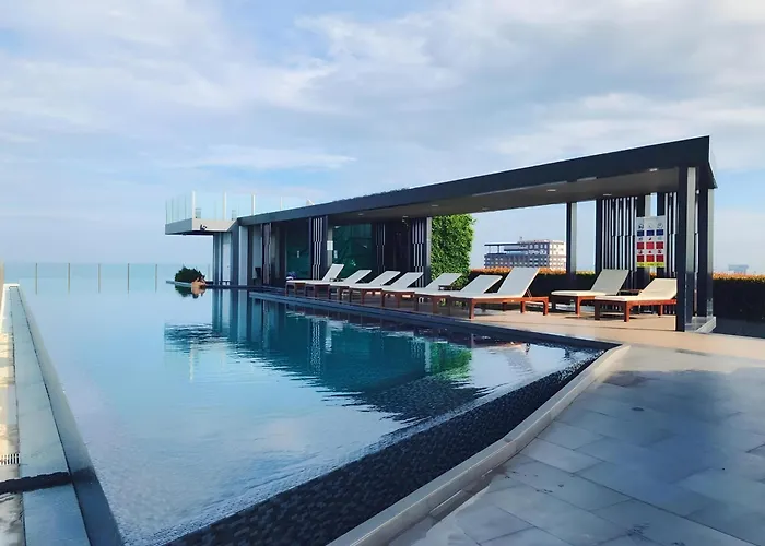 Central Pattaya - Sea View Large Balcony Condo With Infinity Pool